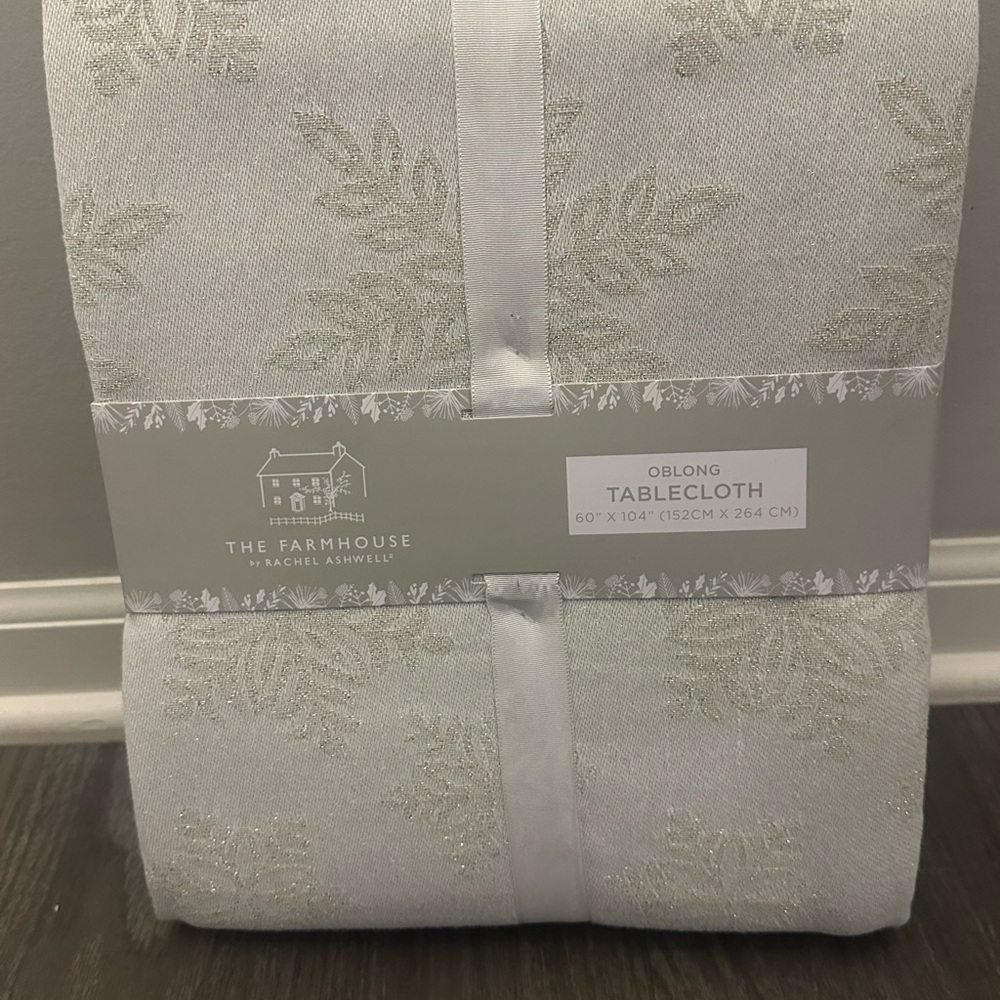 The Farmhouse Oblong Tablecloth in Silver/Gold